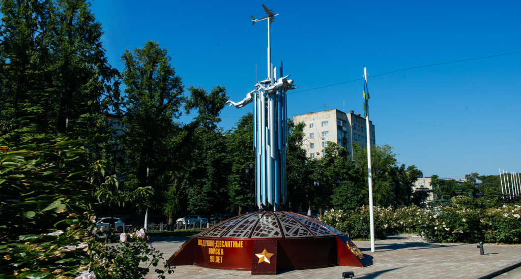 Мемориальная скульптурная композиция '90 лет ВДВ'. Фото пресс-службы ПО Римский Мастер.png