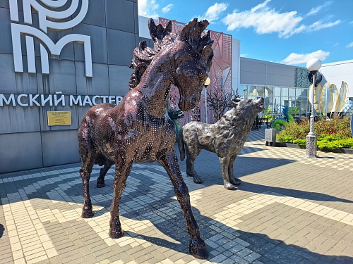 Конь (скульптура мозаичная)